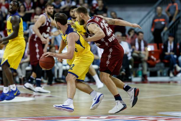 艳回球跻身 艳回球跻身